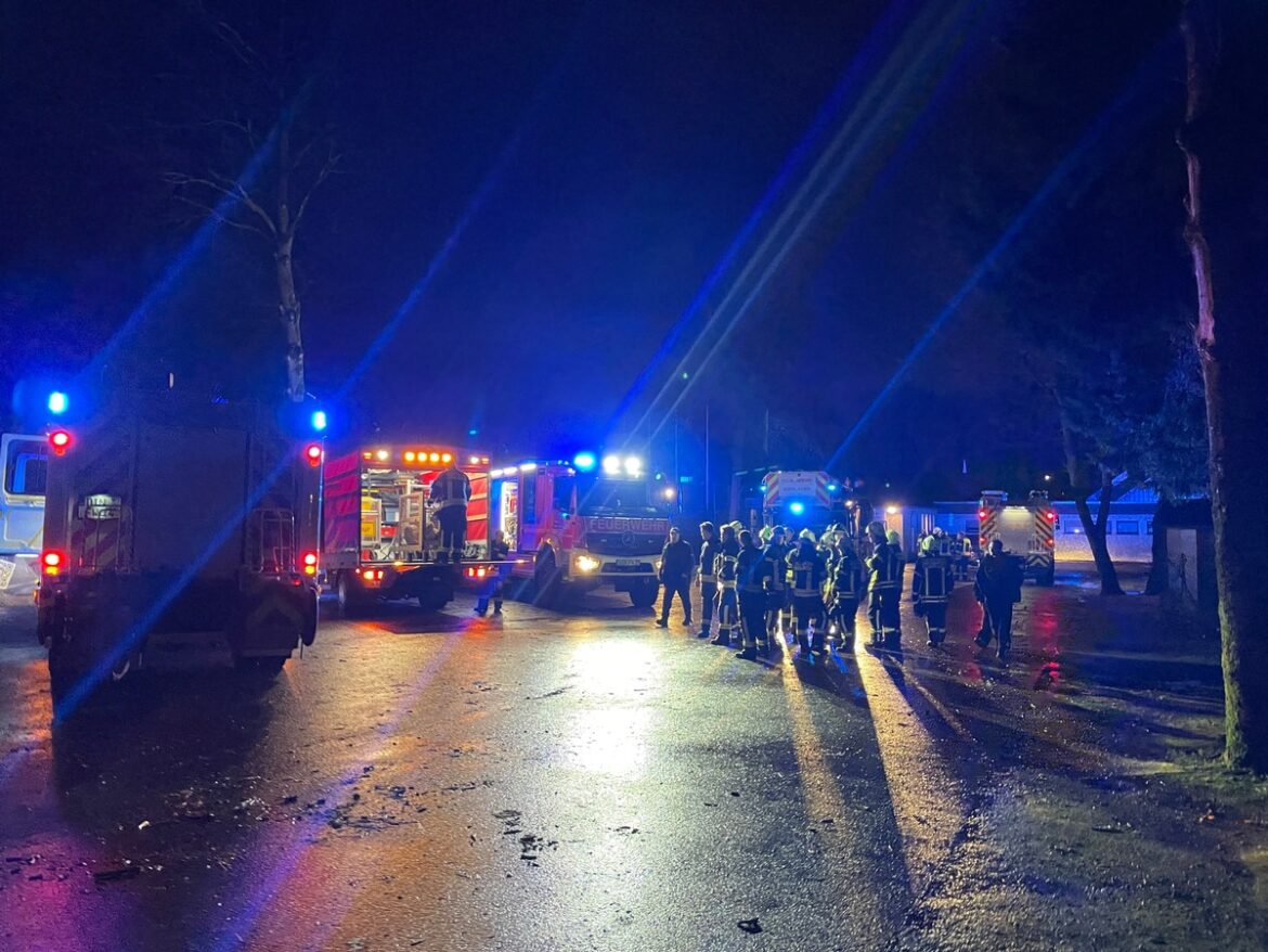 Dinslaken: Küche der Sportanlage in Flammen – Feuerwehr rasch zur Stelle!