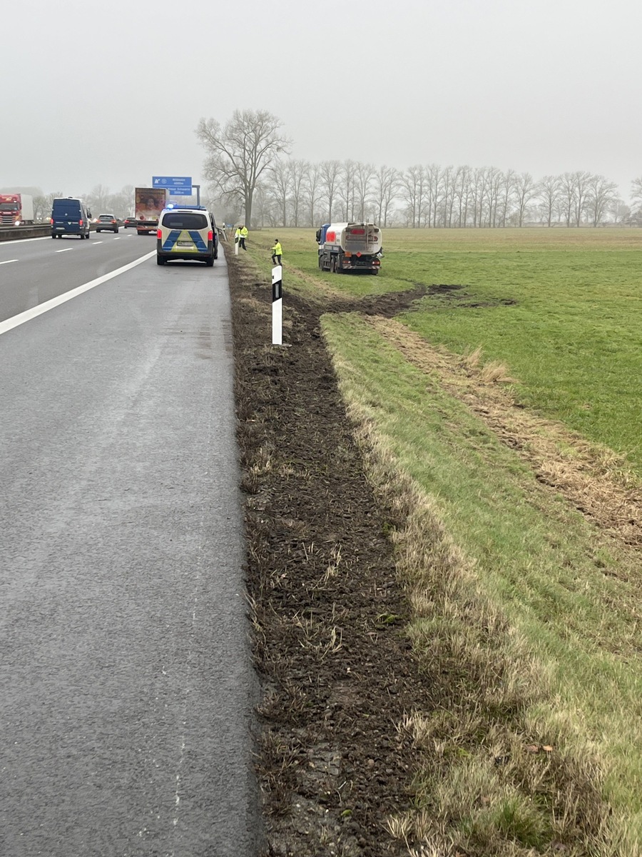 Drama auf der A24: Tanklaster fährt in Wiese – Fahrer bleibt unversehrt!