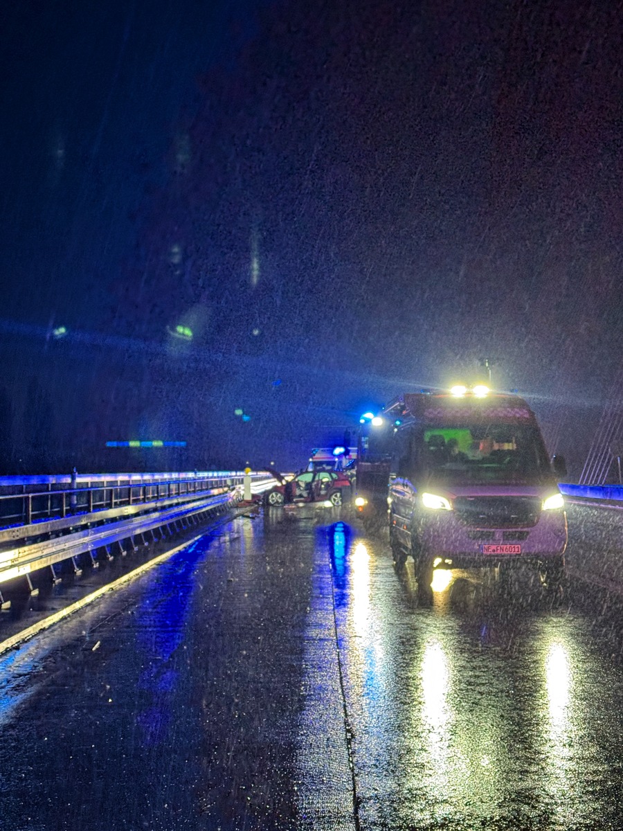 Drama auf der A46: Feuerwehr Neuss rettet nach eCall-Unfall!