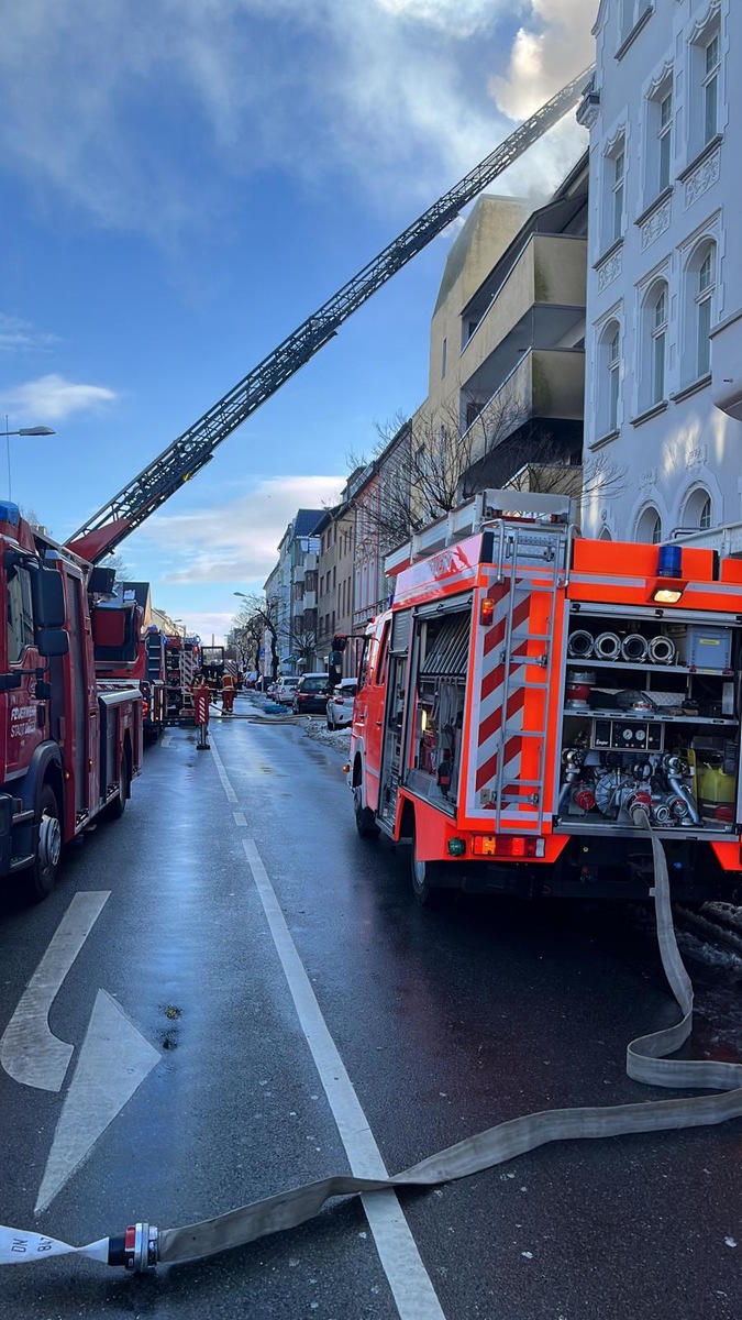 Drama in Düren: Wohnungsbrand verletzt drei – Feuerwehr im Großeinsatz!