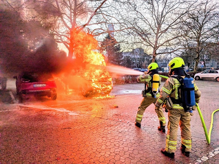 Drama in Ratingen: PKW-Brand und Senior in Not – Feuerwehr rettet!