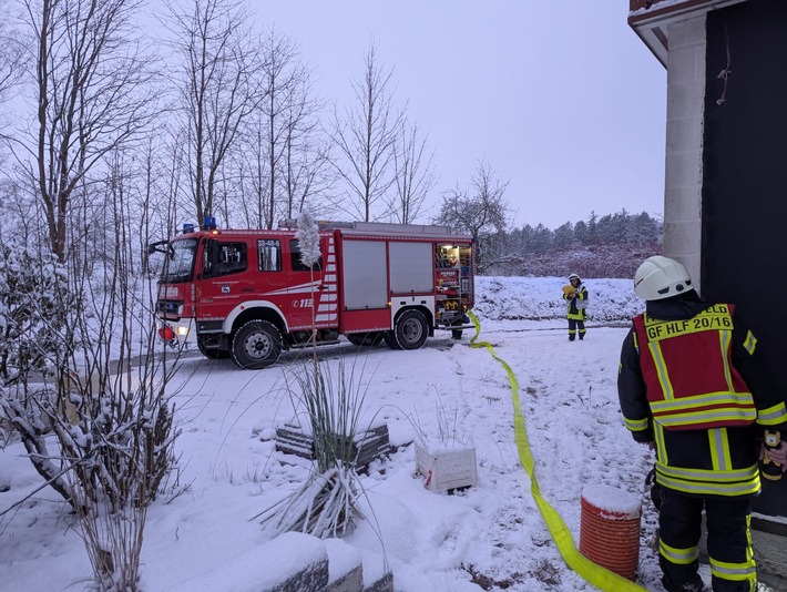 Dramatische Nacht: 19-Jährige überschlägt sich, Feuerwehr kämpft gegen Brand!