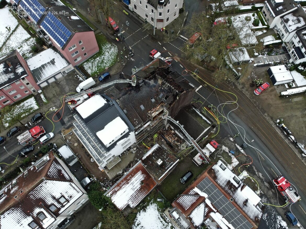 Dramatischer Dachstuhlbrand in Bochum: 10 Verletzte, Straße gesperrt!