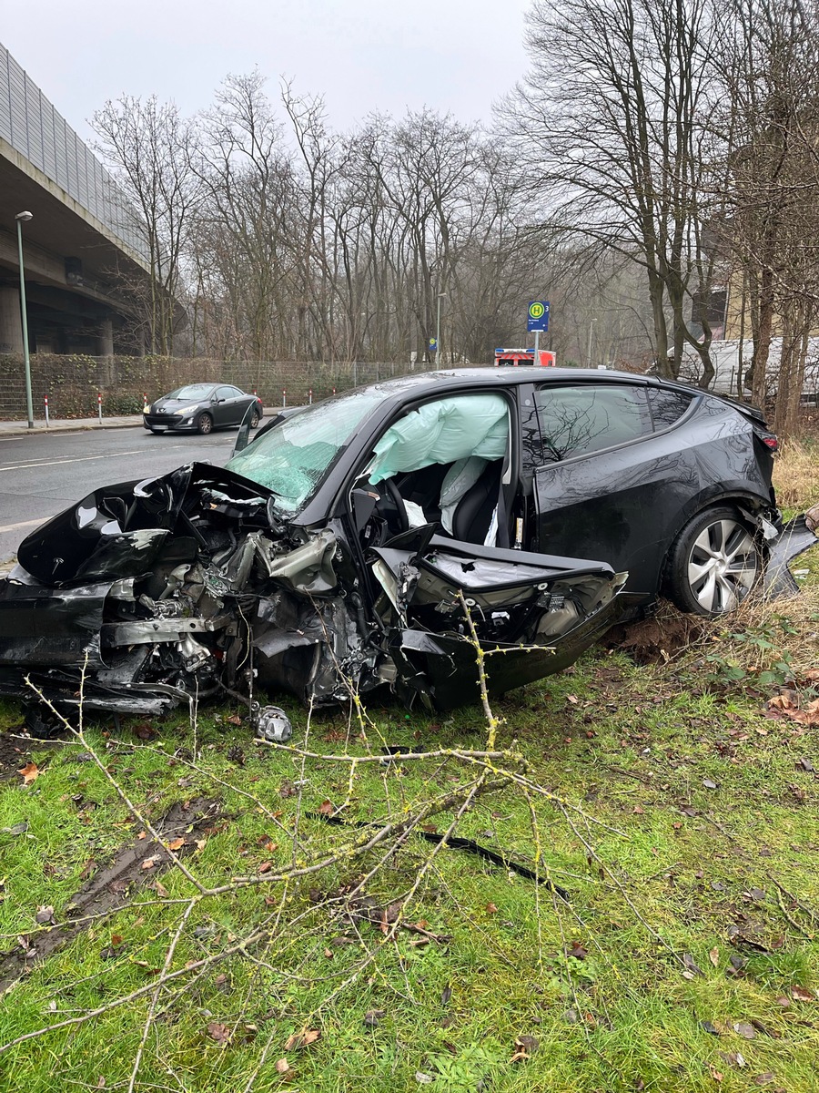 Dramatischer Unfall in Beeck: Tesla-Fahrer hinterlässt Trümmerfeld!