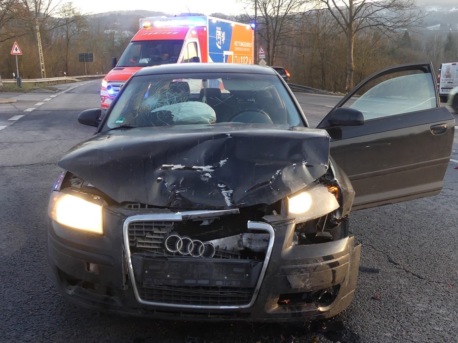 Drei Leichtverletzte bei spektakulärem Unfall auf der L302 in Feckelsberg