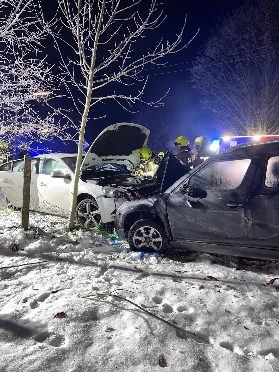 Drogenfahrt in Altenholte: 20-Jähriger prallt gegen Parkautos!