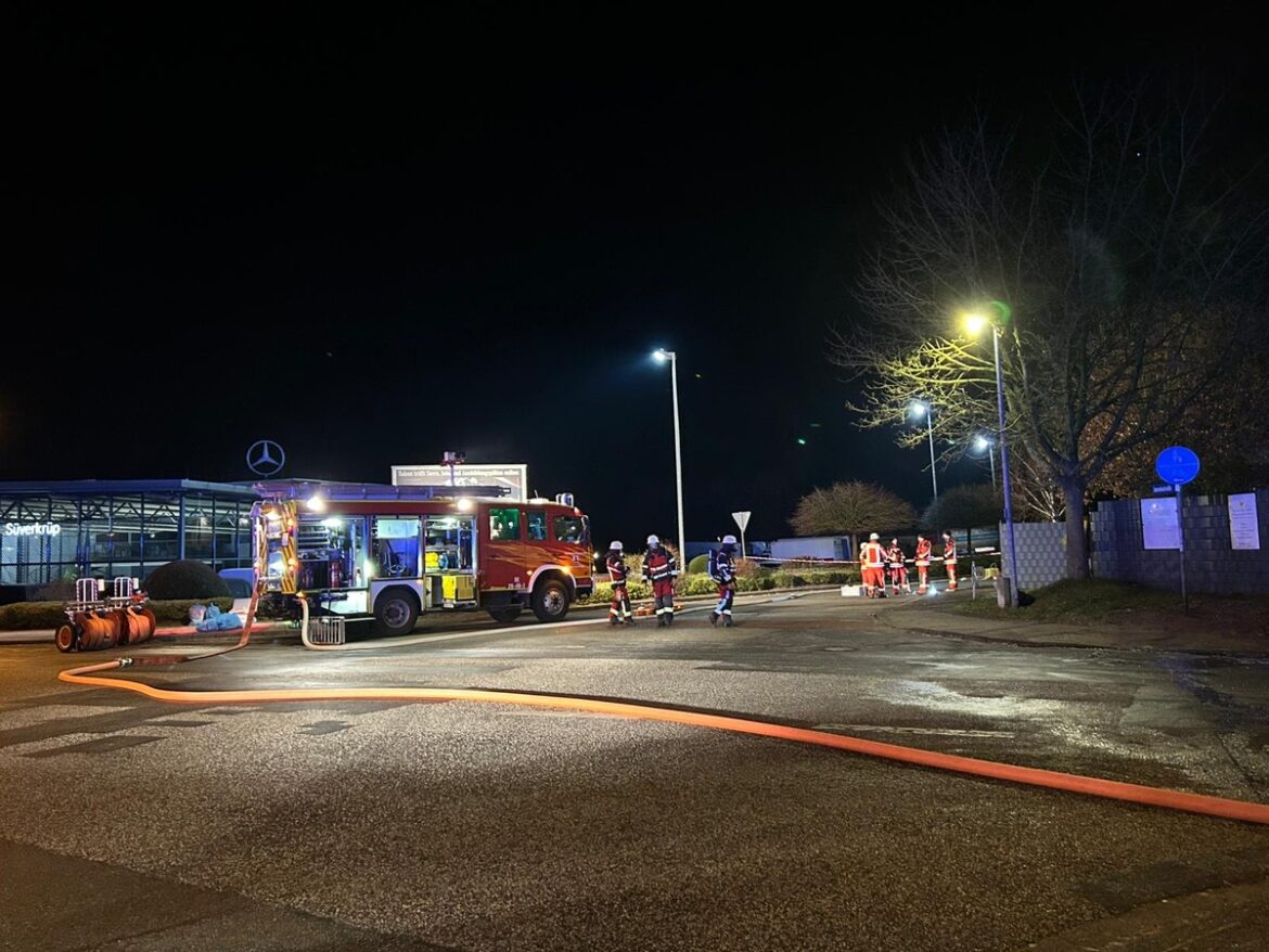 Einsatz der Feuerwehr Bad Segeberg: Tanklastzug mit Leckage gesperrt!