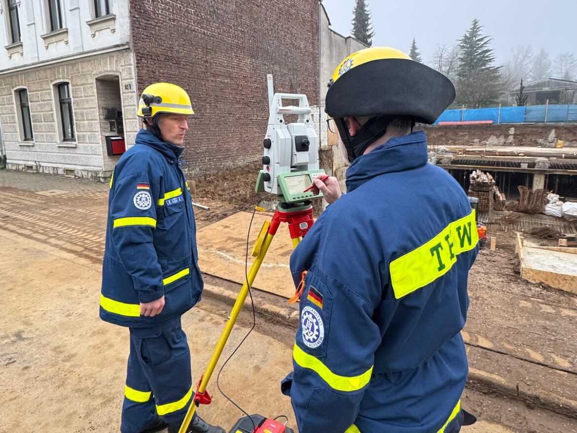 Einsturzgefahr in Bergisch Gladbach: Feuerwehr räumt gefährdetes Haus!