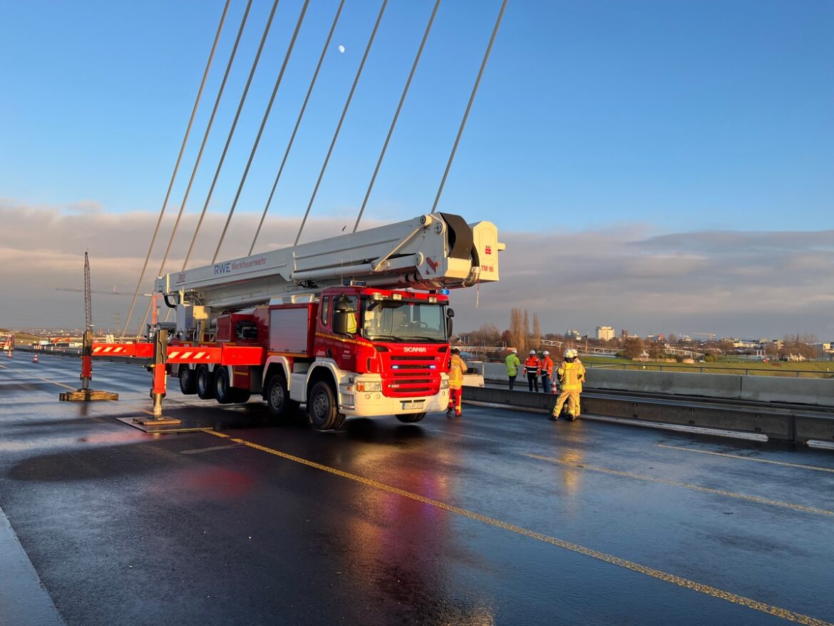 Eisplatten-Alarm: Feuerwehr Leverkusen rettet Autobahn zur A1!