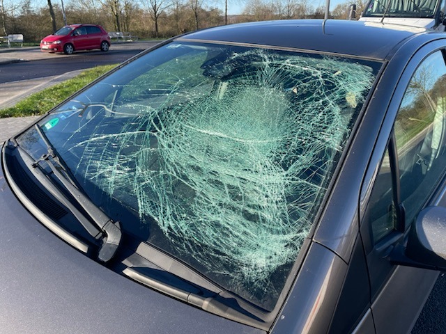 Eisplatten-Alarm! Frauenleben auf A39 durch herabfallendes Eis bedroht