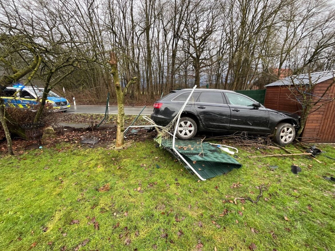 Fahranfängerin rast bei Regen in Gartenhütte – Glück im Unglück!