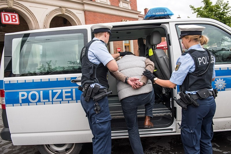 Festnahme im Zug: 40-Jähriger mit Haftbefehl wegen Drogenvergehen