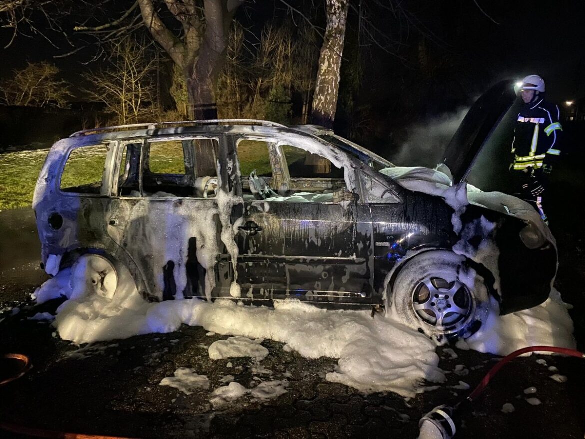 Feuer im VW Touran: Feuerwehr Bedburg-Hau rettet Mehrfamilienhaus!