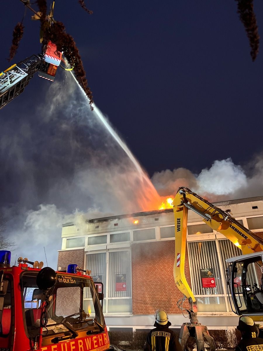 Feuer in Sparkassenfiliale: Großeinsatz der Feuerwehr in Nieheim!