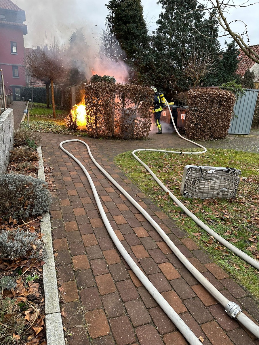 Feueralarm in Celle: Papiercontainer brennen in Hattendorffstraße!