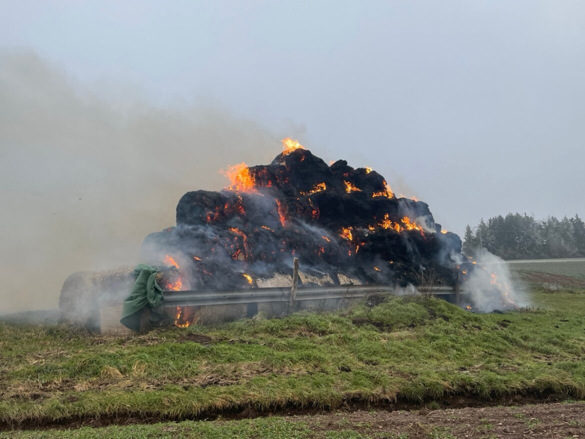 Feuerteufel in Winnweiler: 85 Heuballen lichterloh in Flammen!