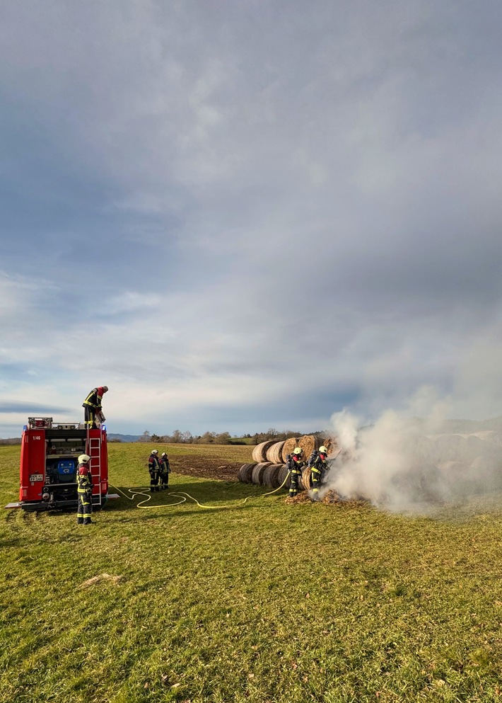 Feuerwehr Allensbach: Dramatischer Strohballenbrand in Holzgasse!