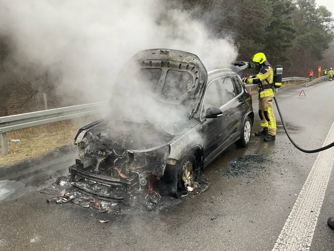 Feuerwehr Alpen im Einsatz: Pkw-Brand auf A57 schnell gelöscht!