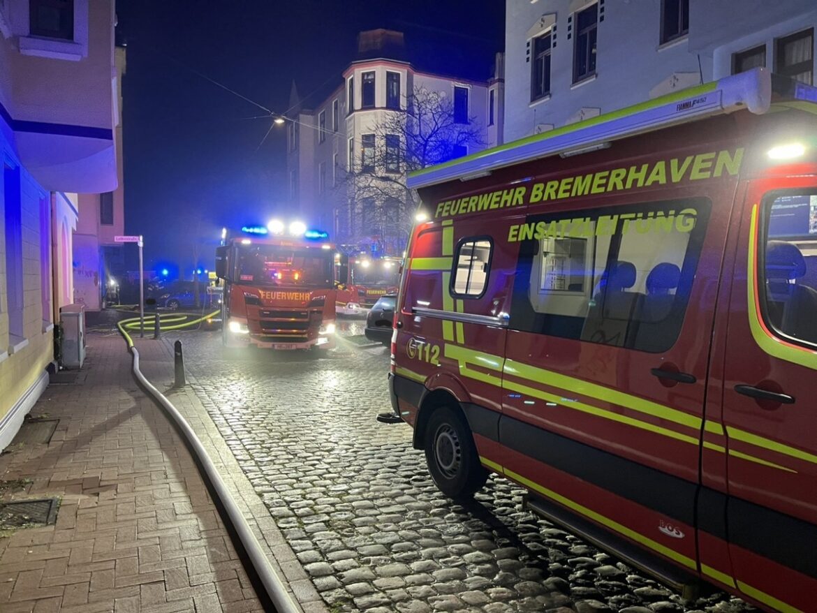 Feuerwehr Bremerhaven: Brand im Treppenhaus schnell gelöscht!