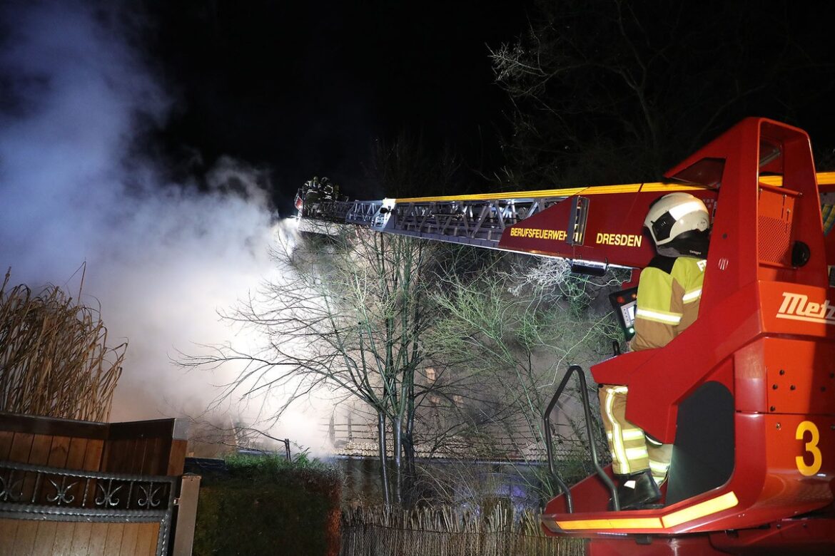 Feuerwehr Dresden rettet Wohnhaus: Schwere Scheunenbrand in Rochwitz!