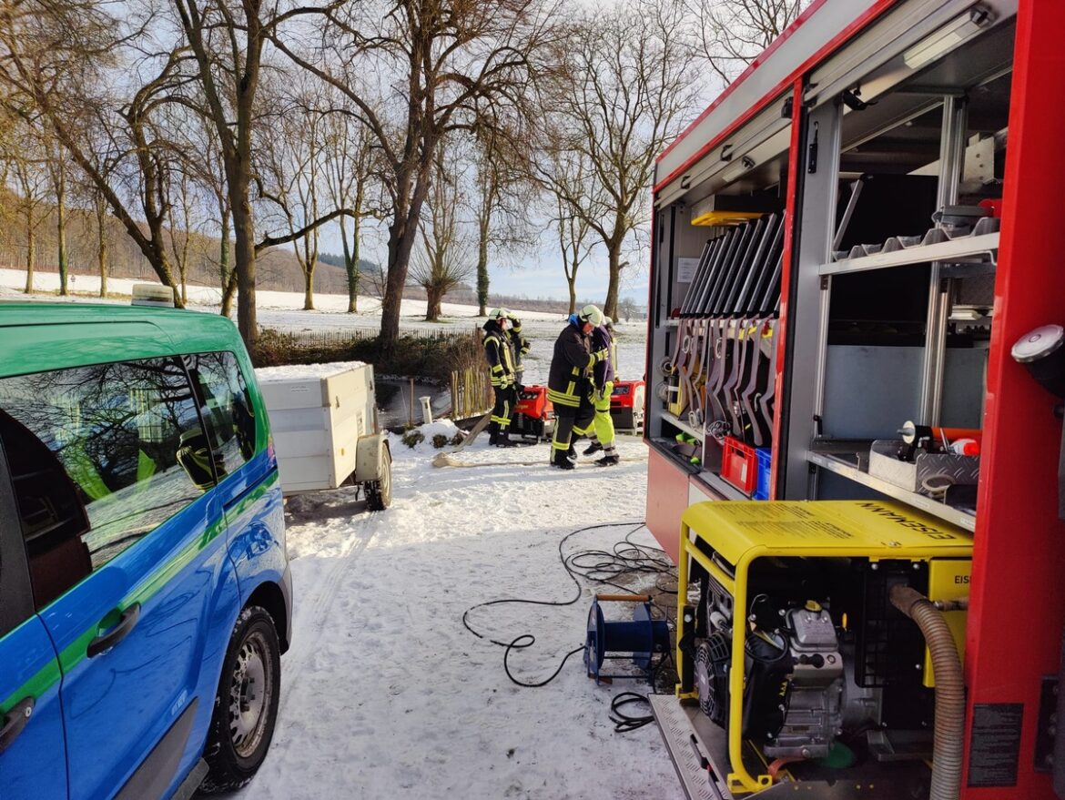 Feuerwehr Ense im Einsatz: Keller unter Wasser nach Teich-Defekt!