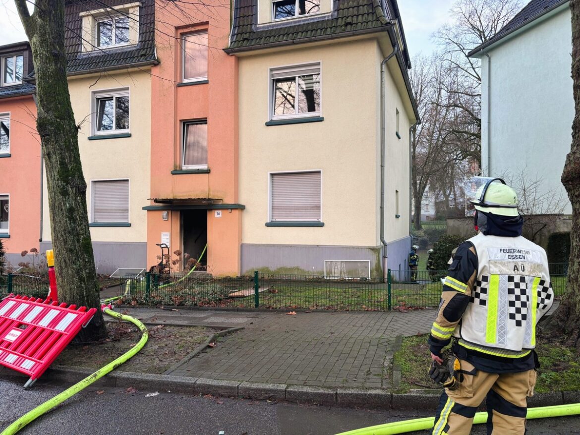 Feuerwehr Essen: Rauchentwicklung in leerem Mehrfamilienhaus entdeckt