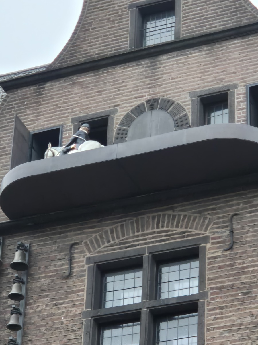 Feuerwehr Neuss rettet Reiterfigur vor Absturz aus defektem Glockenspiel!