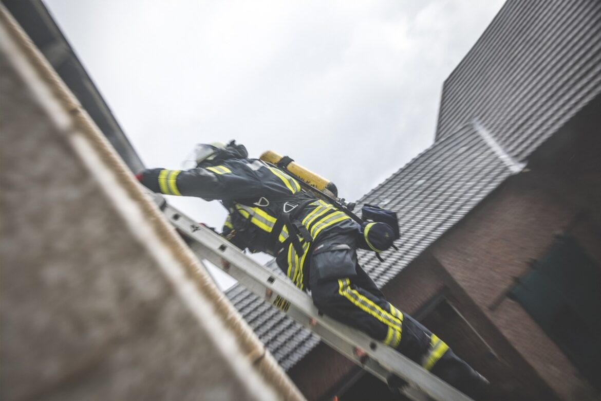 Feuerwehr Schwalmtal: Dramatischer Industriebrand in Schreinerei gelöscht!