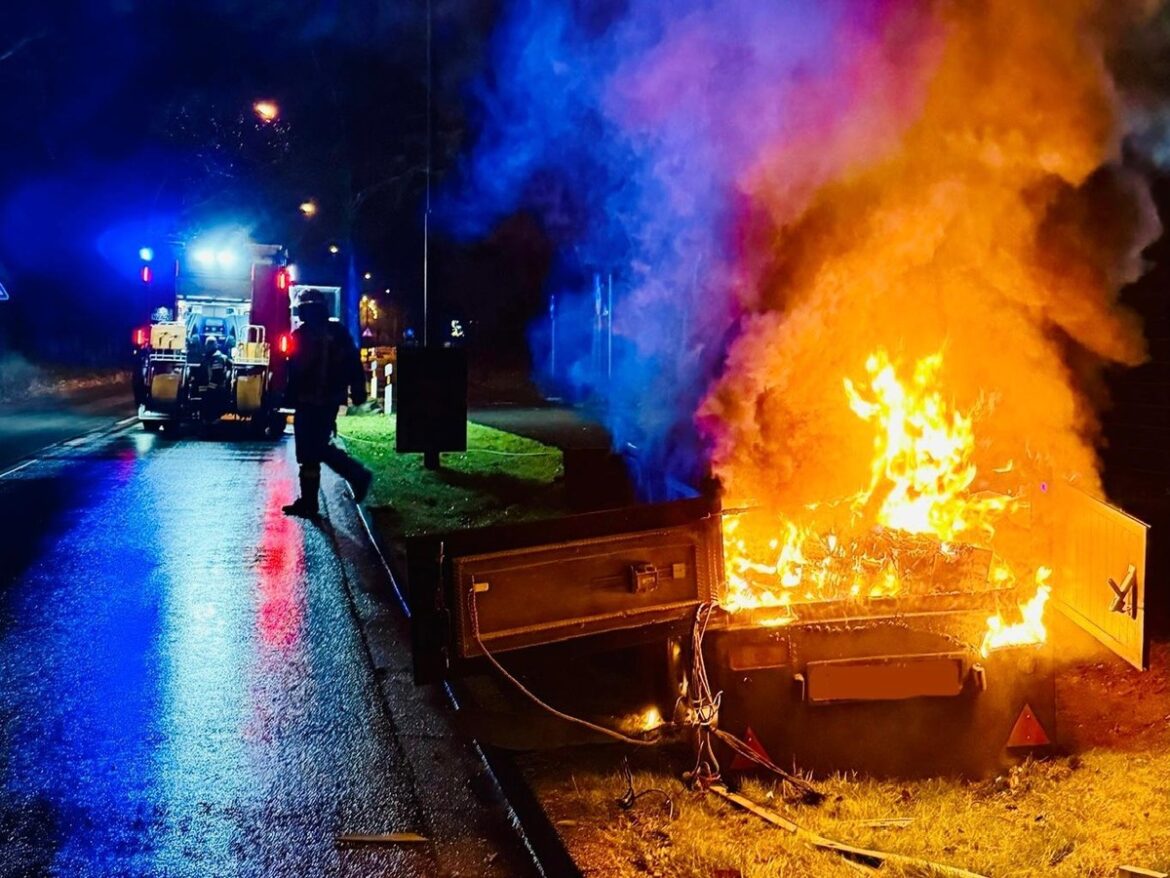 Feuerwehr im Einsatz: Blitzeranhänger brennt in Neukirchen-Vluyn!