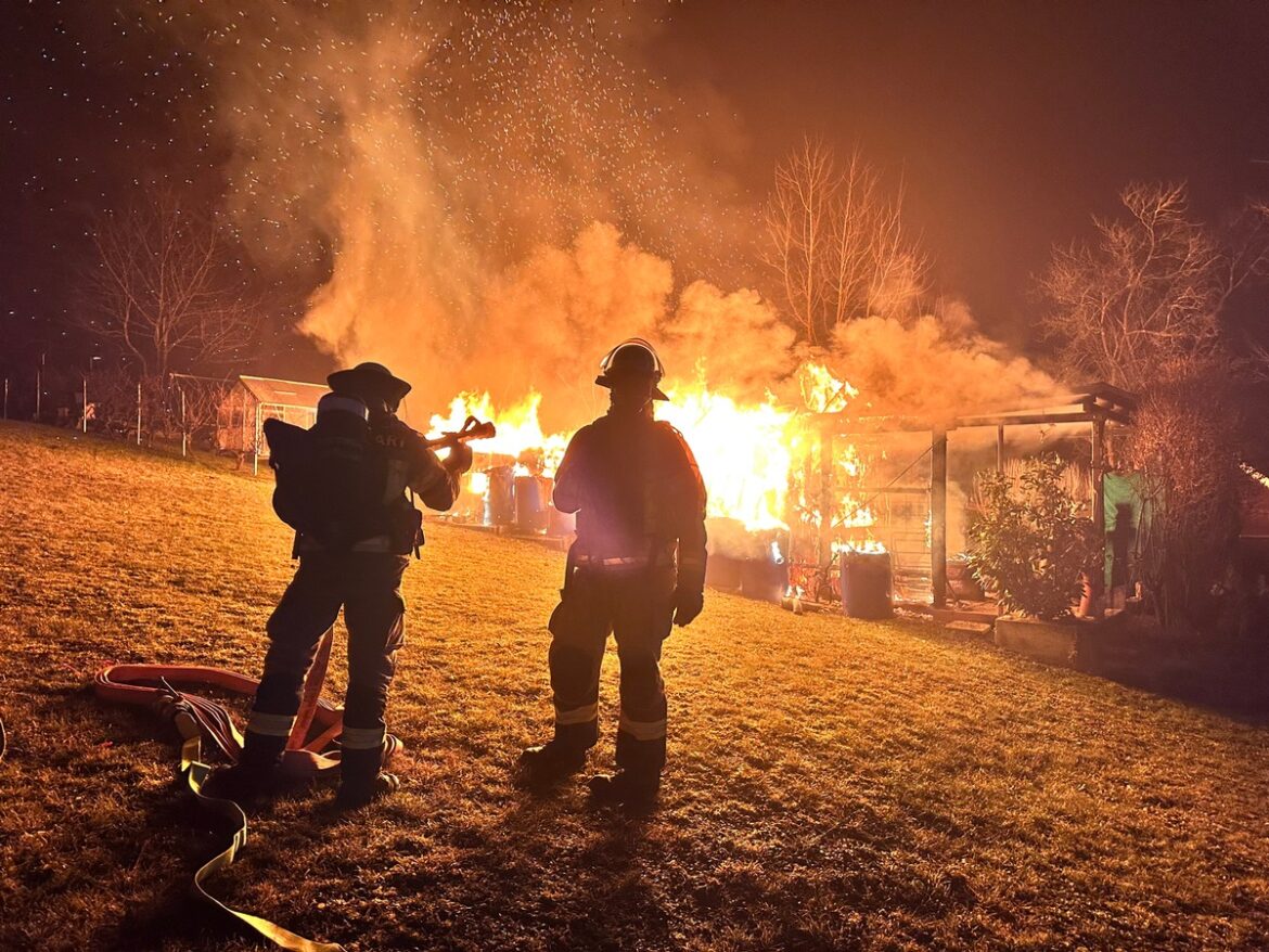 Feuerwehr im Einsatz: Gartenhausbrand in Weilimdorf schnell gelöscht!