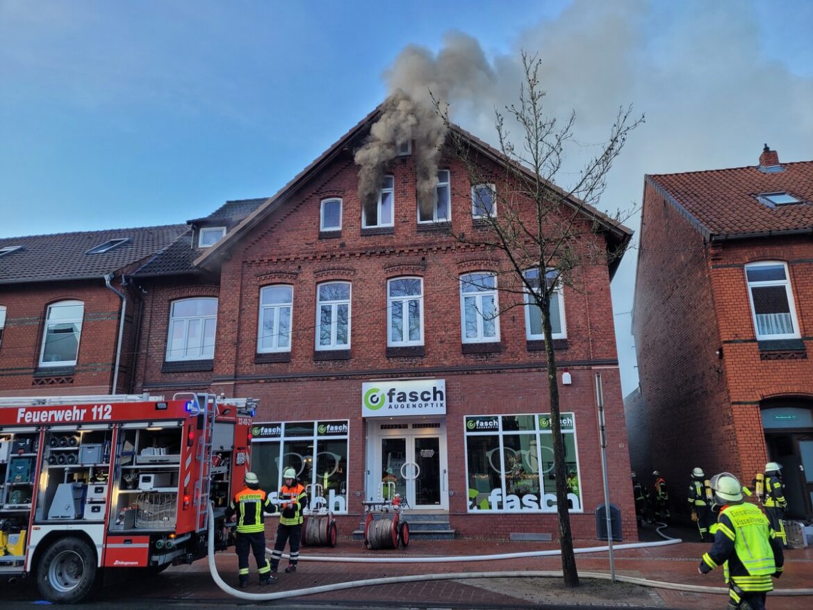 Feuerwehr rettet Bewohner: Heftiger Küchenbrand in Visselhövede