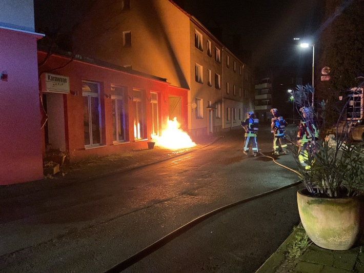 Feuerwehr rettet Eisdiele in Bochum: Brand schnell unter Kontrolle!