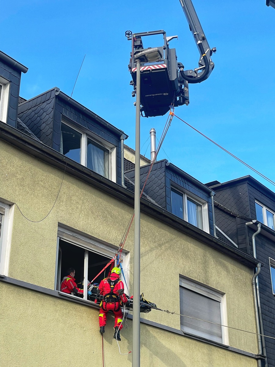 Feuerwehr rettet hilflose Person mit spektakulärem Abseil-Einsatz!