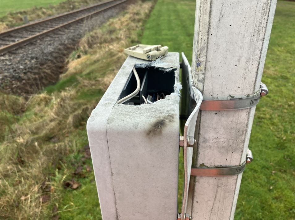 Feuerwerk verwüstet Bahnübergang: Polizei sucht nach Zeugen!