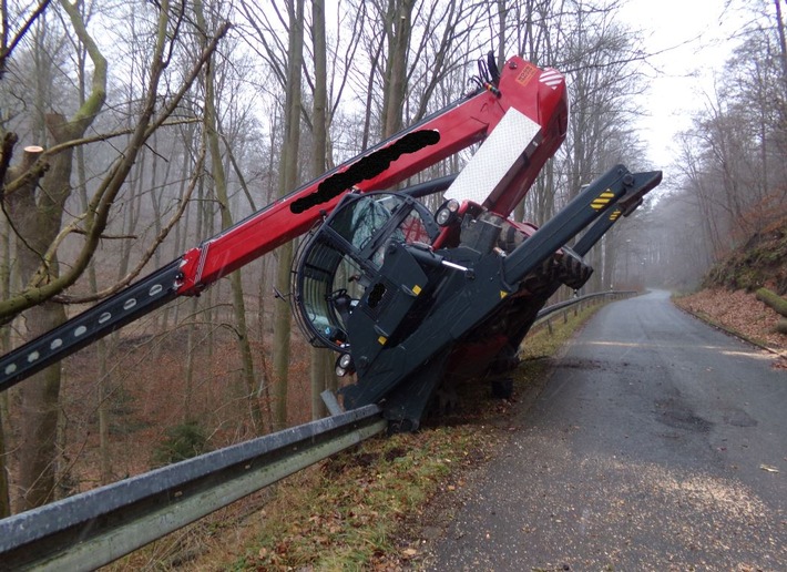 Forstmaschine kippt um: Glück im Unglück beim Unfall in Bad Salzdetfurth!