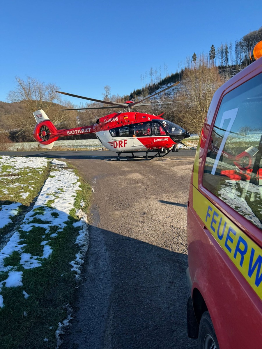 Frau stürzt heftig: Rettungshubschrauber fliegt sie ins Krankenhaus!