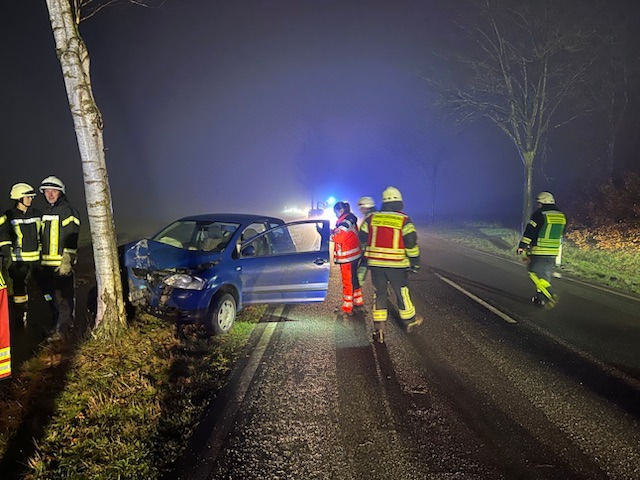 Glück im Unglück: 28-Jähriger rammt Baum und überlebt leicht verletzt!