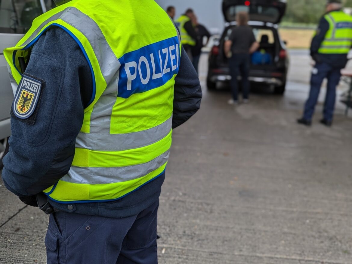 Grenzkontrolle in Waidhaus: Fünf Reisende ohne Einreisedokumente zurückgewiesen!