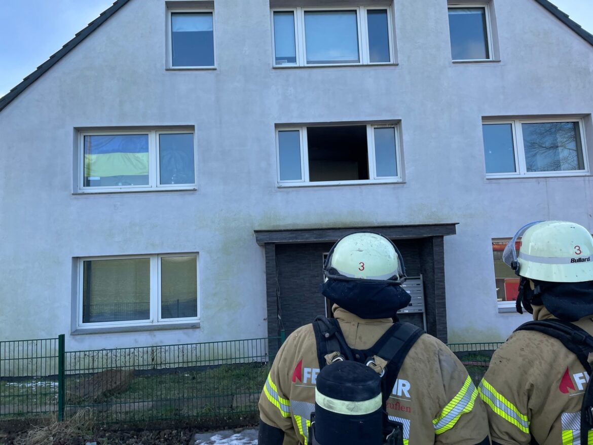 Großbrand in Bad Salzuflen: 14 Bewohner evakuiert, Feuerwehr im Einsatz!