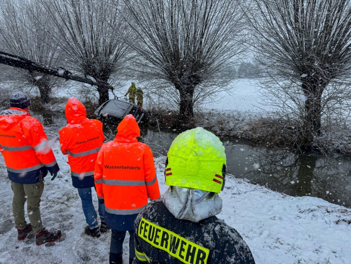 Großeinsatz der Feuerwehr Flotwedel: PKW-Unfall zieht Katastrophenschutz nach sich!