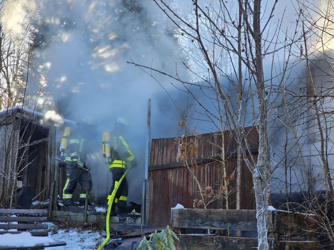 Großeinsatz in Arnsberg: Feuerwehr löscht hölzernen Gartenbrand