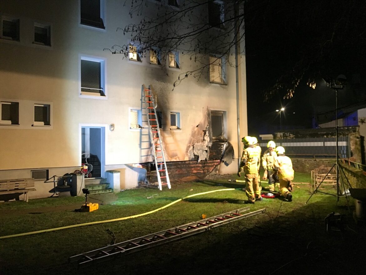 Großer Einsatz in Bottrop: Feuerwehr löscht Brand im Hinterhof!