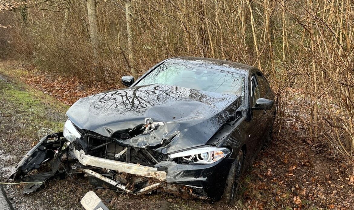 Hagel-Alarm: BMW-Fahrer kollidiert frontal mit Baum bei Landau!