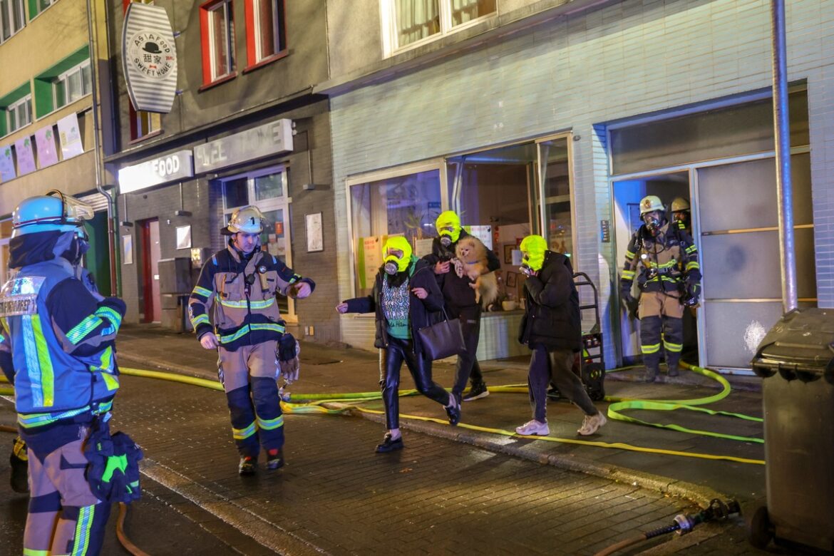 Heldentaten der Feuerwehr: Menschenrettung aus brennendem Haus in Essen!