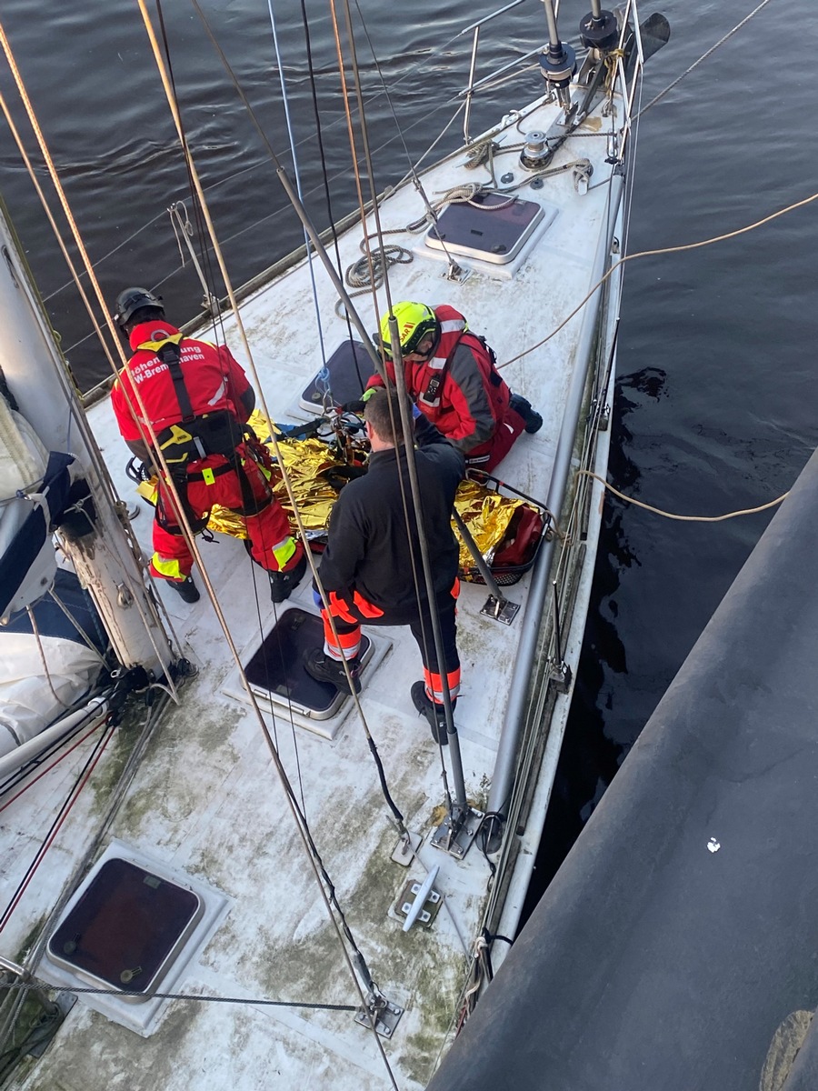 Höhenretter der Bremerhaven Feuerwehr retten Segler aus Notlage