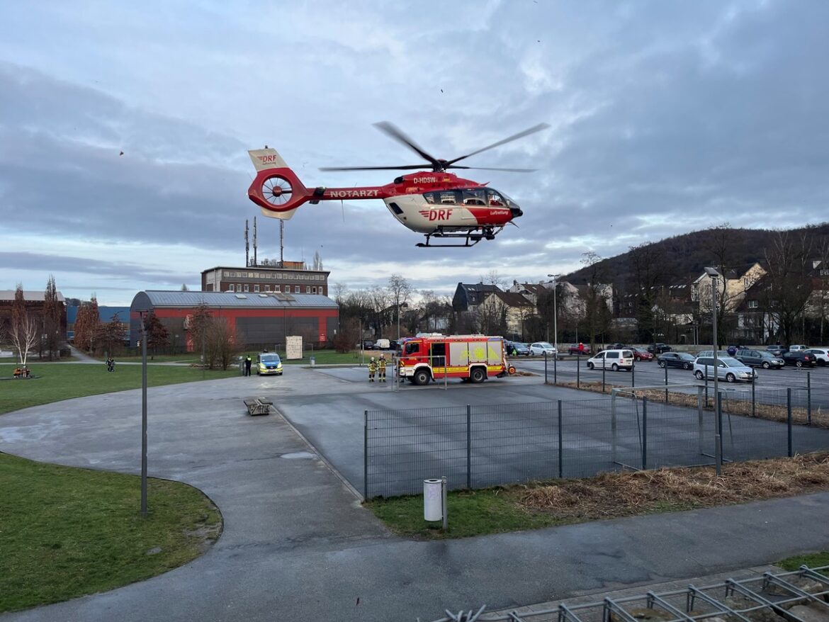 Hubschrauberlandung am Ennepebogen: Feuerwehr sorgt für Sicherheit!