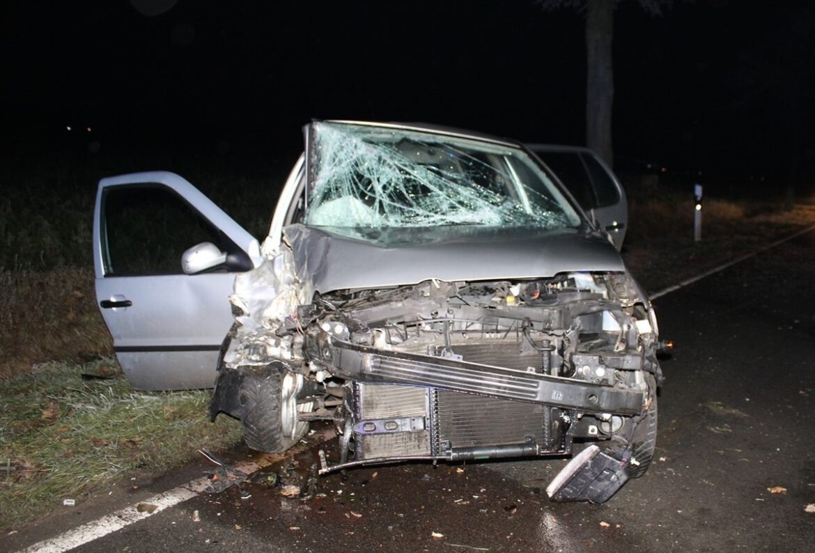 Junger Fahrer prallt mit VW gegen Baum – Leicht verletzt in Lübbecke!