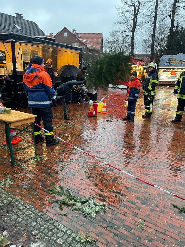 KNUTschen in Ganderkesee: Weihnachtsbaum-Abschied mit Feuerwehrzauber!