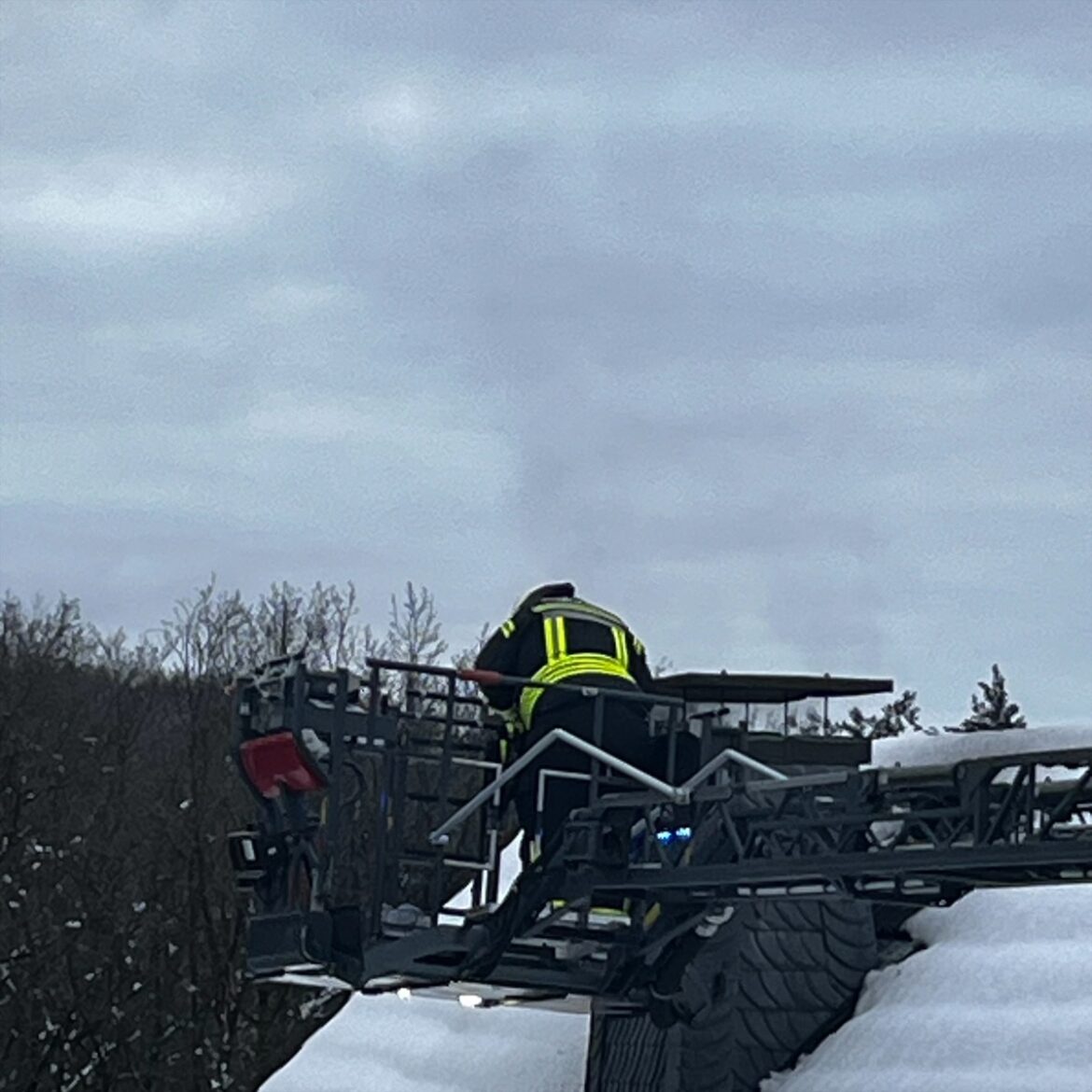 Kaminbrand in Lüttringen: Feuerwehr mit Drehleiter im Einsatz!