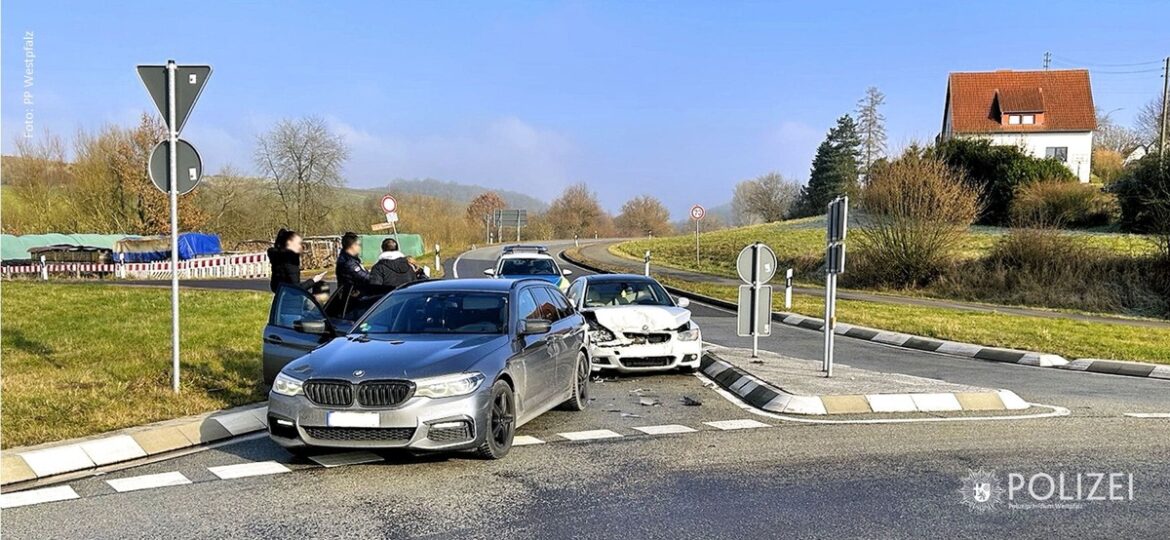 Katzweiler: Zwei Verletzte bei spektakulärem Verkehrsunfall am Kreisel